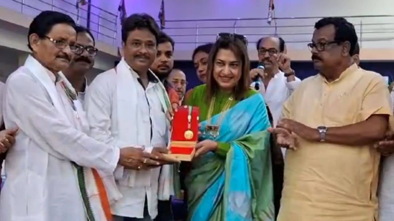 Satabdi Roy: সবথেকে বেশি লিডে খেলেছে, ভোটের সেরা স্ট্রাইকারদের গোল্ড মেডেল দিলেন শতাব্দী