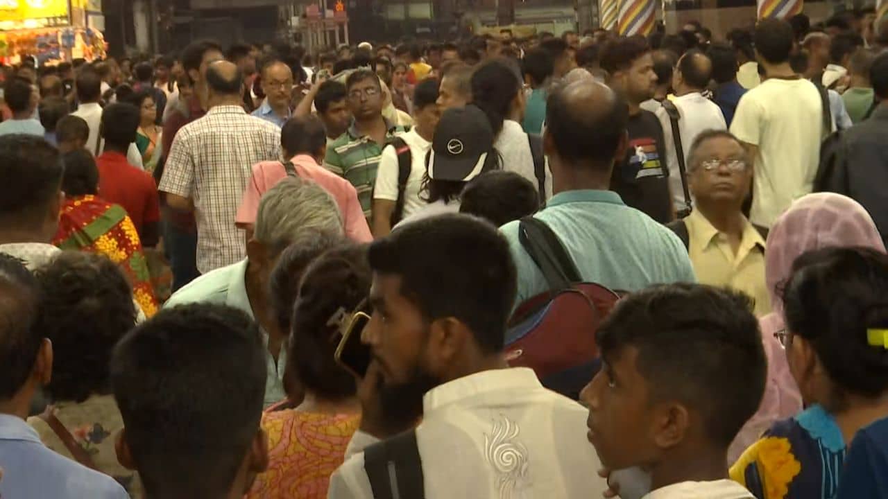 Sealdah Station: শিয়ালদহ থেকে এখনও দেরিতে চলছে ট্রেন! মেজাজ তিরিক্ষে উঠছে যাত্রীদের