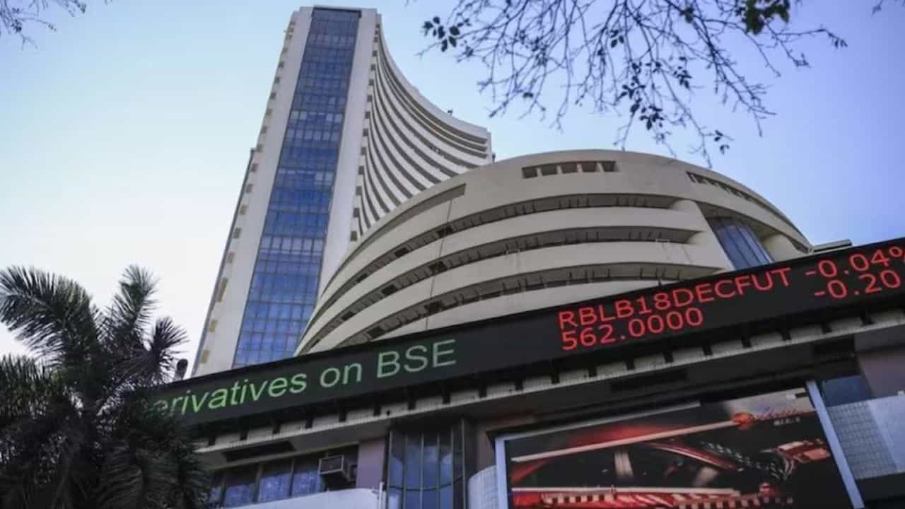 Share Market: ভোটের ফল বেরতেই রক্ত ঝরেছিল শেয়ার বাজারে, আজ দালাল স্ট্রিটে কী হাল? Share Market: ভোটের ফল বেরতেই রক্ত ঝরেছিল শেয়ার বাজারে, আজ দালাল স্ট্রিটে কী হাল?