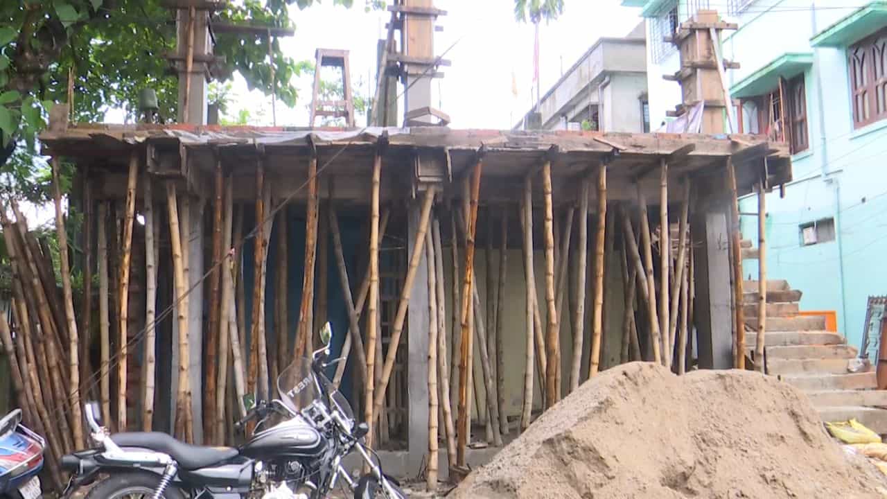 Siliguri: ১০০ বর্গফুটেই দোতলা! বেআইনি কাজকর্মের এত সাহস পাচ্ছেন কীভাবে পুরকর্মী Siliguri: ১০০ বর্গফুটেই দোতলা! বেআইনি কাজকর্মের এত সাহস পাচ্ছেন কীভাবে পুরকর্মী