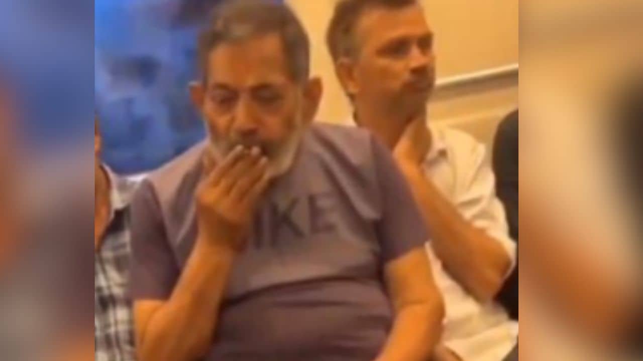 একেই বলে Swag! মেট্রোয় বসে বিড়িতে সুখটান বৃদ্ধের, পাত্তাই দিলেন না সহযাত্রীদের