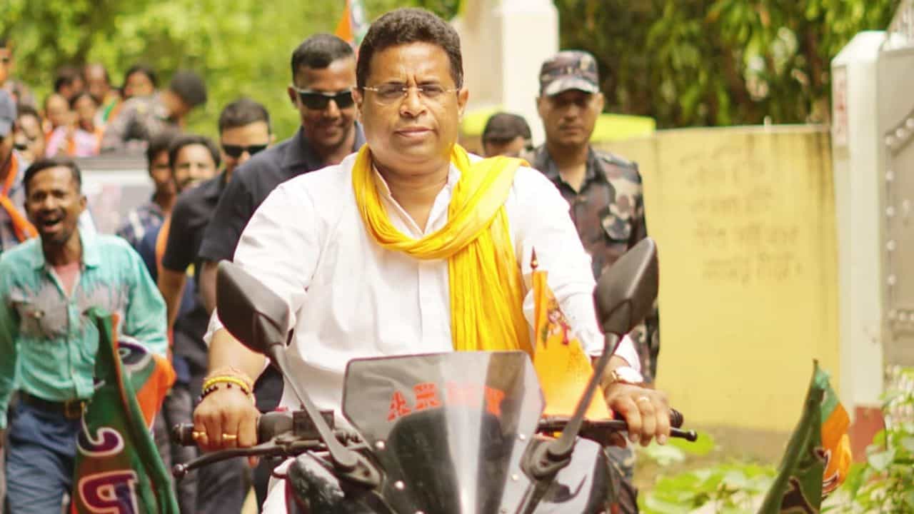 Soumitra Khan: 'যাঁরা পর্দার আড়ালে থেকে খেলছেন', এবার কাদের তুলোধনা করলেন সৌমিত্র Soumitra Khan: 'যাঁরা পর্দার আড়ালে থেকে খেলছেন', এবার কাদের তুলোধনা করলেন সৌমিত্র