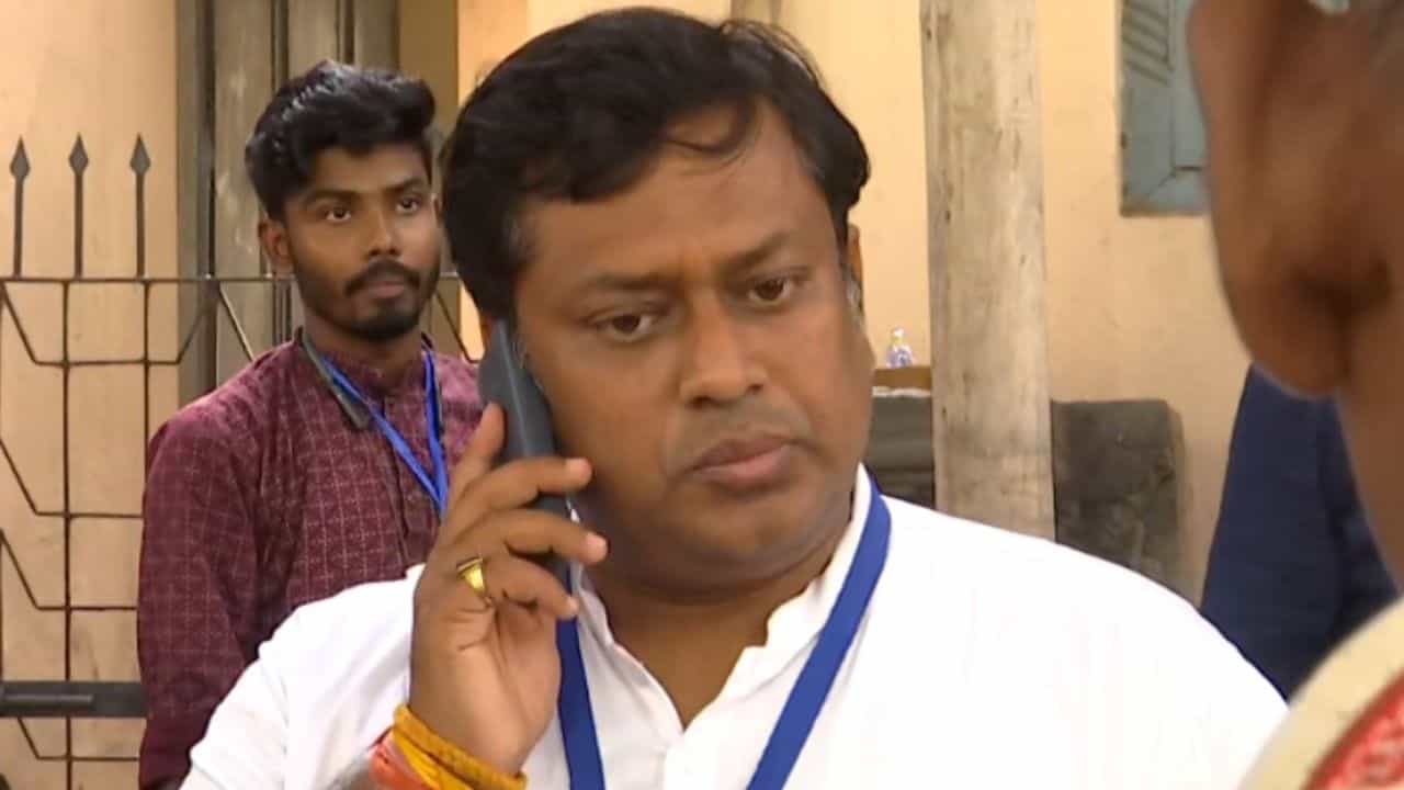Balurghat Election Results 2024: এখনও বাকি ৭৫ শতাংশ গণনা, হিন্দু ভোট দিয়েই খেলা ঘুরিয়ে দেওয়ার চ্যালেঞ্জ সুকান্তর Balurghat Election Results 2024: এখনও বাকি ৭৫ শতাংশ গণনা, হিন্দু ভোট দিয়েই খেলা ঘুরিয়ে দেওয়ার চ্যালেঞ্জ সুকান্তর