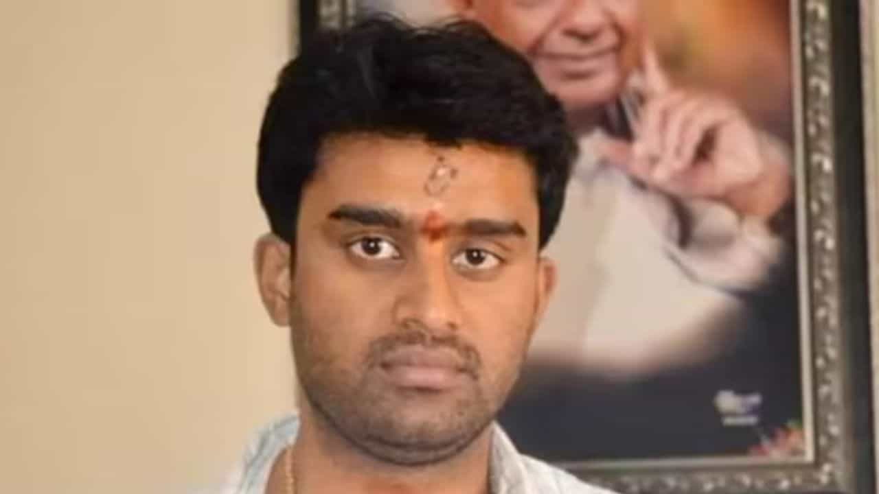 জাপ্টে ধরে চুমু পুরুষ কর্মীকে, যৌন হেনস্থার অভিযোগে গ্রেফতার প্রজ্বল রেভান্নার ভাইও জাপ্টে ধরে চুমু পুরুষ কর্মীকে, যৌন হেনস্থার অভিযোগে গ্রেফতার প্রজ্বল রেভান্নার ভাইও