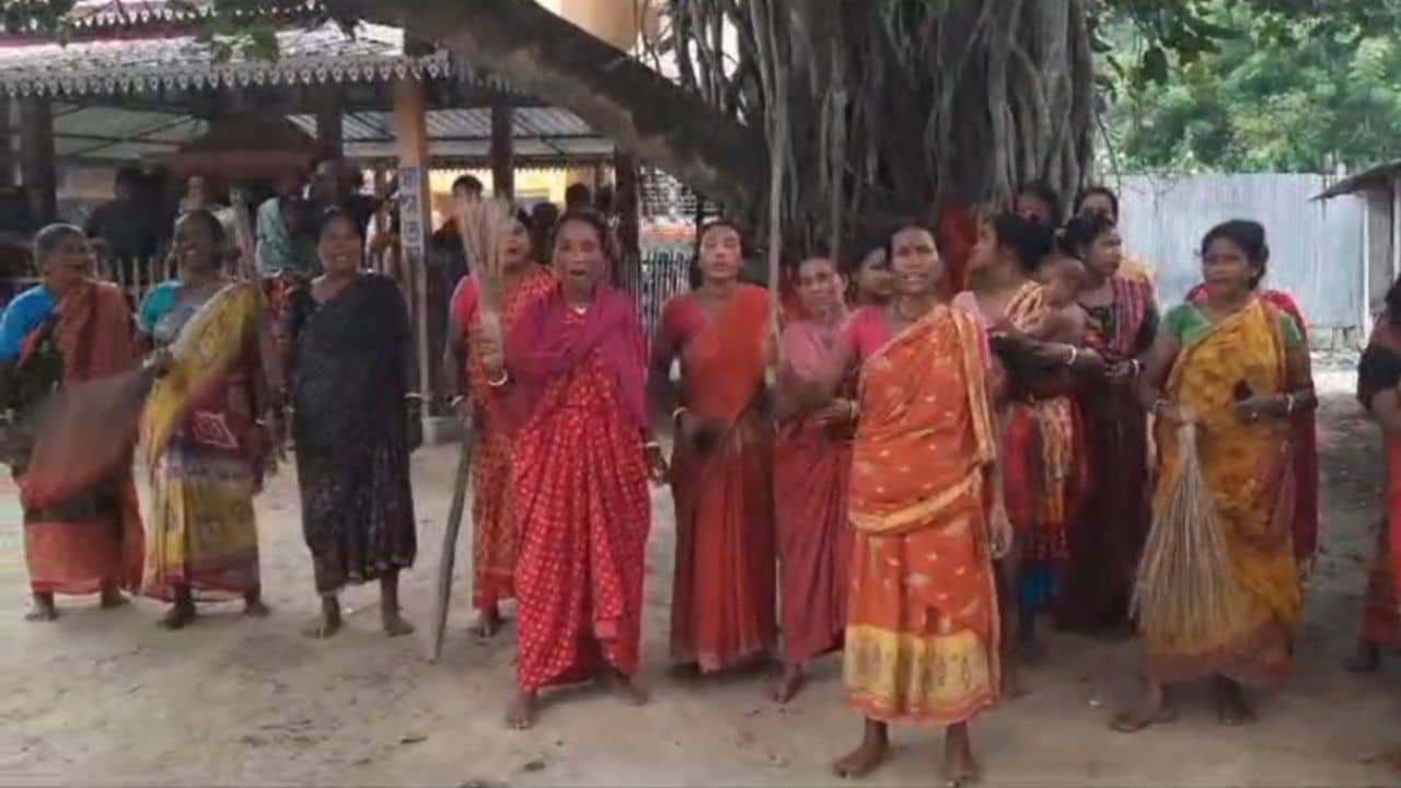 Liquor Agitation: বাড়ির ছেলেরা নেশায় ডুবছে! গ্রামে চোলাইয়ের ঠেক বন্ধের দাবি মহিলাদের