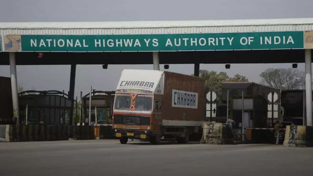 Toll Tax Hike: ভোট মিটতেই বাড়ল করের বোঝা, আজ থেকেই দিতে হবে অতিরিক্ত টোল ট্যাক্স Toll Tax Hike: ভোট মিটতেই বাড়ল করের বোঝা, আজ থেকেই দিতে হবে অতিরিক্ত টোল ট্যাক্স