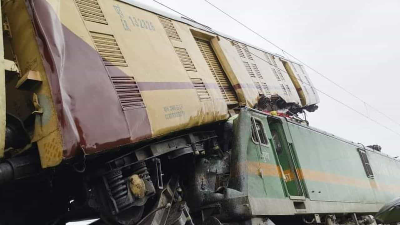 Kanchanjungha Express Accident: বাংলার কোনও ট্র্যাকে এখনও জোটেনি 'কবচ', ঢাকঢোলই কি সার? Kanchanjungha Express Accident: বাংলার কোনও ট্র্যাকে এখনও জোটেনি 'কবচ', ঢাকঢোলই কি সার?