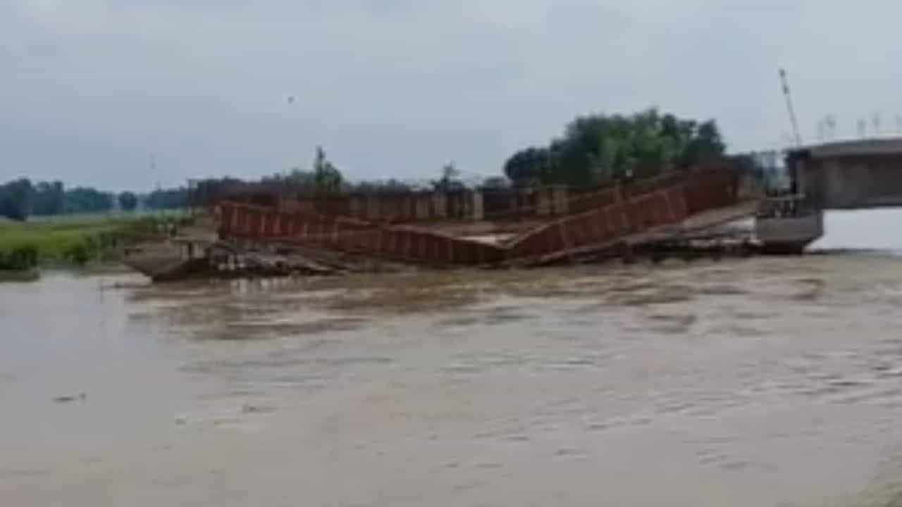 Bridge Collapse VIDEO: ৯ দিনে ৫টি ব্রিজ ভাঙল বিহারে! 'বালি দিয়ে তৈরি নাকি?', প্রশ্ন করের টাকা গোনা জনগণের Bridge Collapse VIDEO: ৯ দিনে ৫টি ব্রিজ ভাঙল বিহারে! 'বালি দিয়ে তৈরি নাকি?', প্রশ্ন করের টাকা গোনা জনগণের