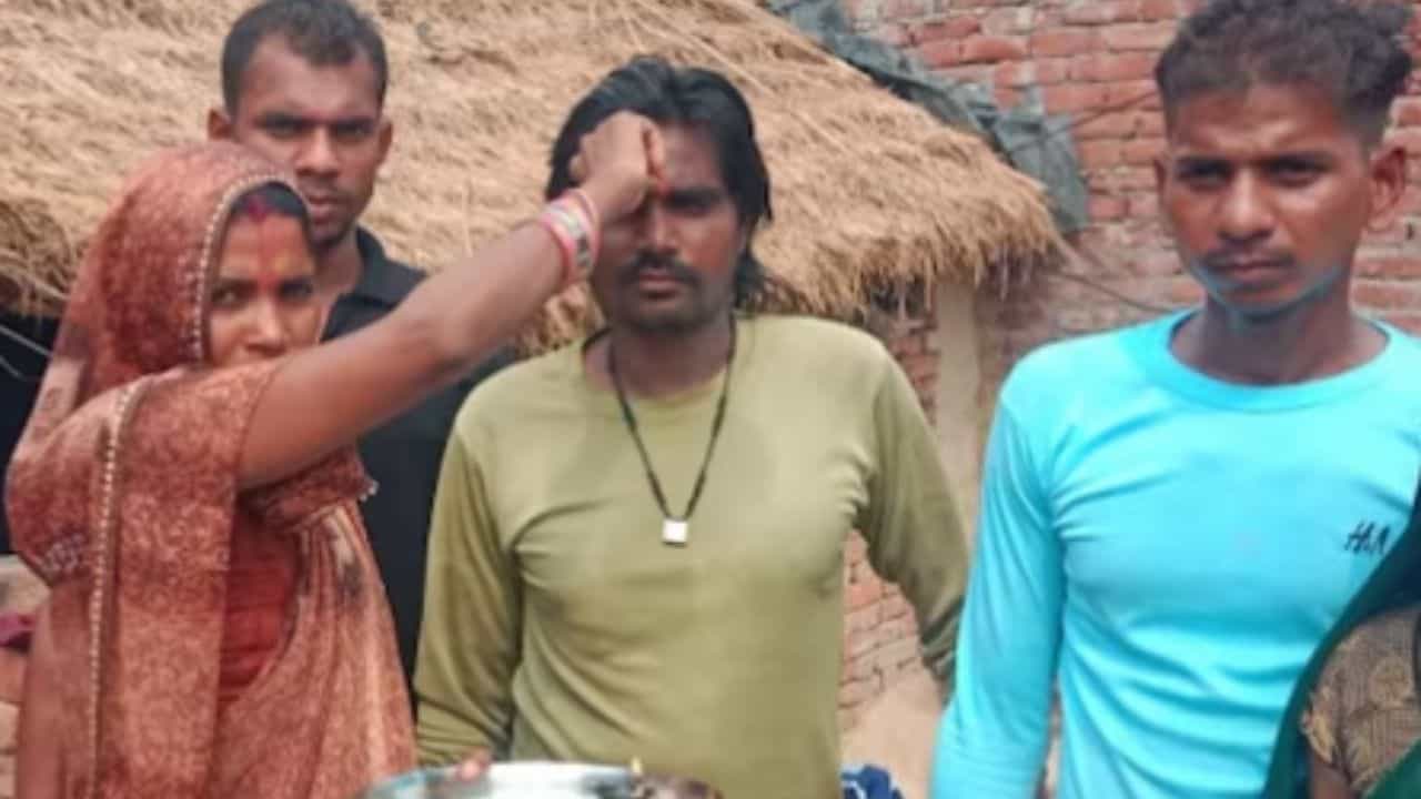 ভাঙা দাঁত দেখেই চিনেছিলেন, রিলসের দৌলতে ১৮ বছর পর মিলন হল ভাই-বোনের ভাঙা দাঁত দেখেই চিনেছিলেন, রিলসের দৌলতে ১৮ বছর পর মিলন হল ভাই-বোনের