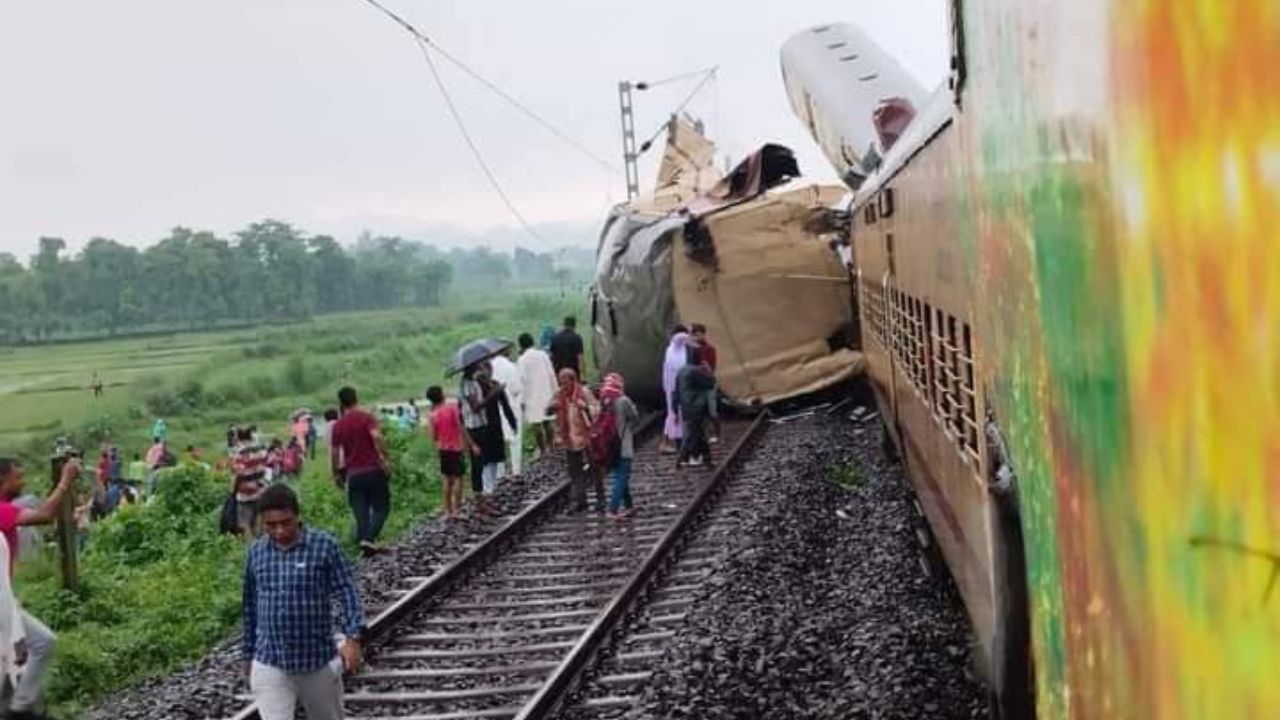 এদিন সকালে নিউ জলপাইগুড়ি স্টেশন ছেড়ে বেরিয়ে এগোতেই কাঞ্চনজঙ্ঘা এক্সপ্রেসের পিছনে এসে ধাক্কা মারে একটি মালগাড়ি।