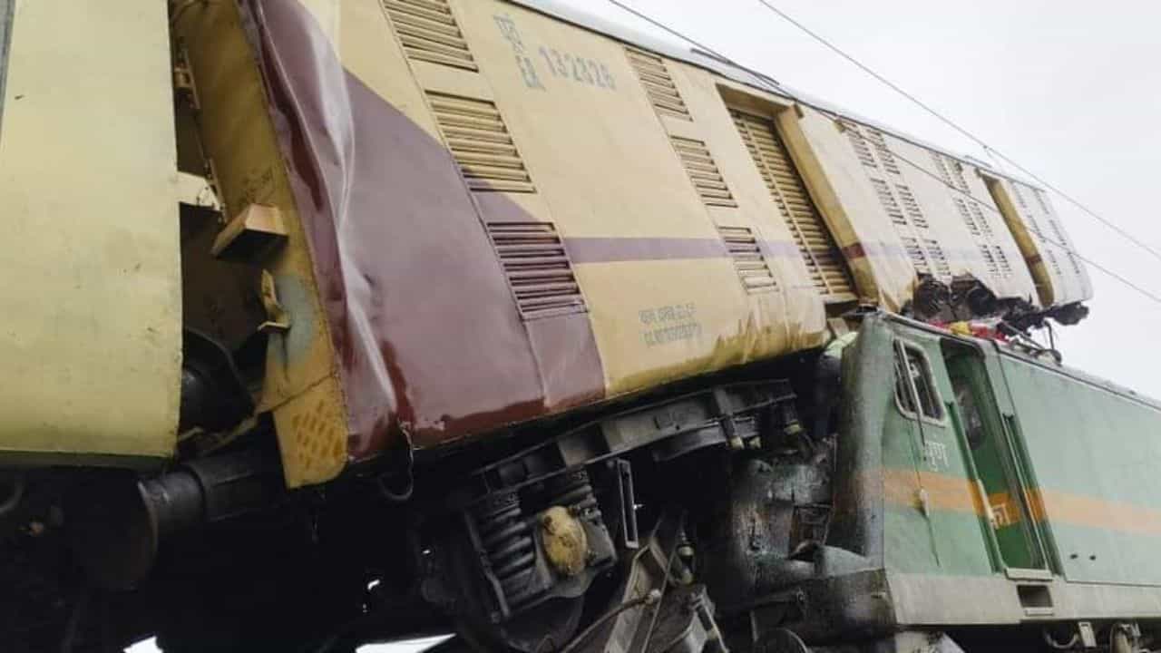 Kanchanjunga Express Accident: সিগন্যালেই সর্বনাশ, কাঞ্চনজঙ্ঘার করুণ পরিণতির কারণ জানাল রেল Kanchanjunga Express Accident: সিগন্যালেই সর্বনাশ, কাঞ্চনজঙ্ঘার করুণ পরিণতির কারণ জানাল রেল