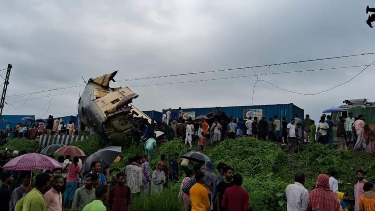 ট্রেন দুর্ঘটনায় এখনও পর্যন্ত রেলের তরফে দুইজনের মৃত্যুর খবর জানিয়েছে রেল। তবে পুলিশের তরফে দাবি করা হয়েছে, কমপক্ষে ৫ জনের মৃত্যু হয়েছে। মৃতের সংখ্যা আরও বাড়তে পারে। 