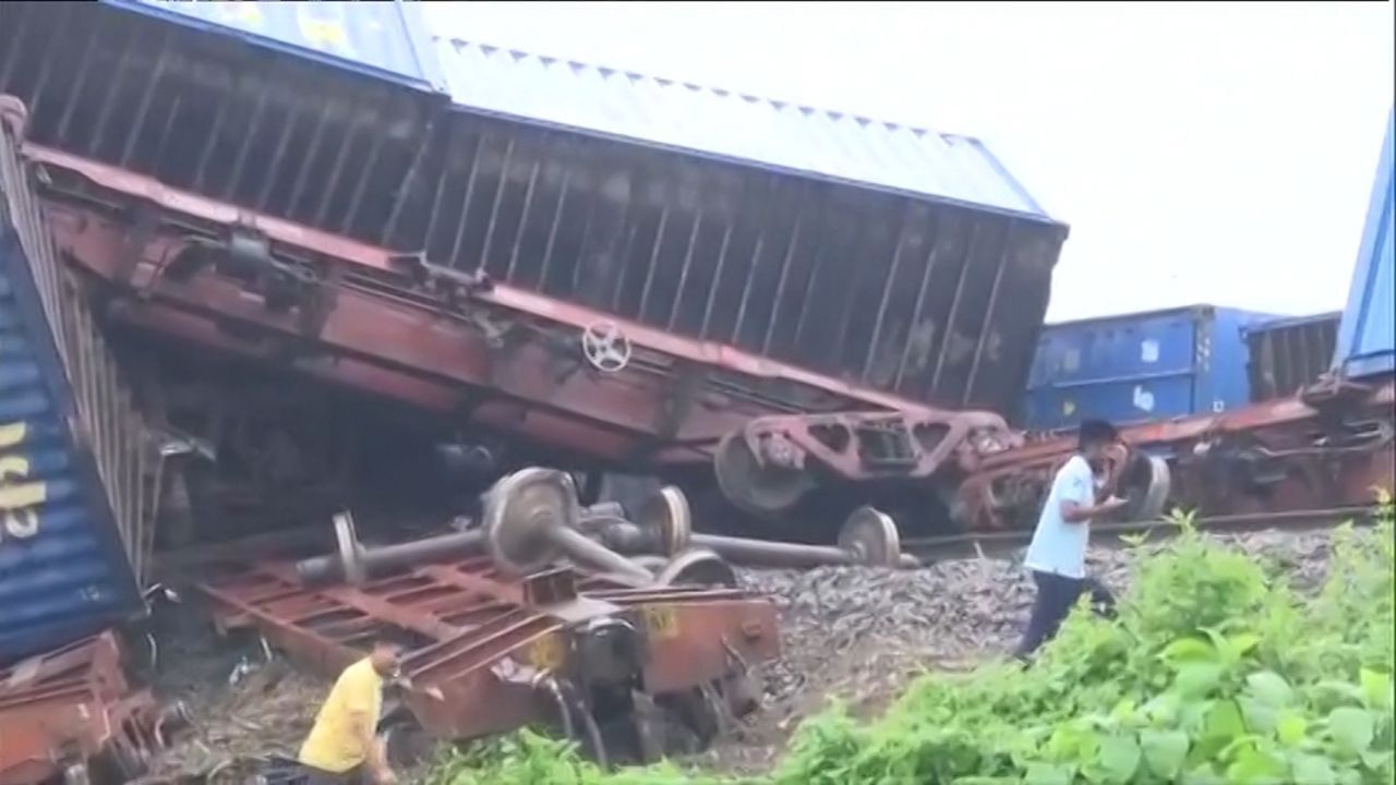 রেলের তরফে জানানো হয়েছে, সিগন্যালিংয়ের সমস্যার কারণেই দুর্ঘটনাটি ঘটেছে। সিগন্যাল ফেল করেই মালগাড়িটি ধাক্কা মারে কাঞ্চনজঙ্ঘা এক্সপ্রেসে। 