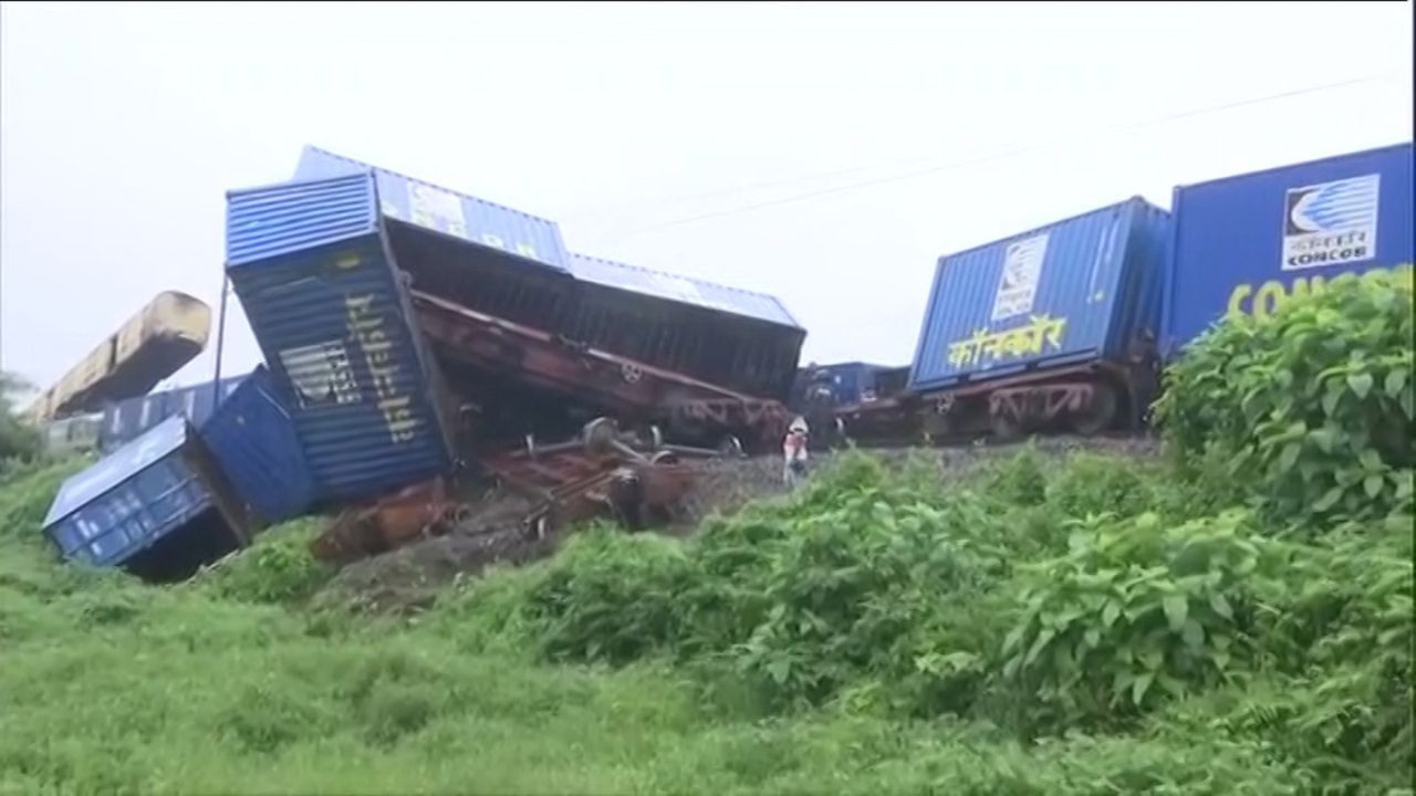 কেন মালগাড়ি সিগন্যাল ভেঙে এগিয়ে গেল, তা নিয়ে ইতিমধ্যেই প্রশ্ন উঠছে। চালক ঘুমিয়ে পড়েছিলেন কি না, সেই প্রশ্নও উঠেছে। 