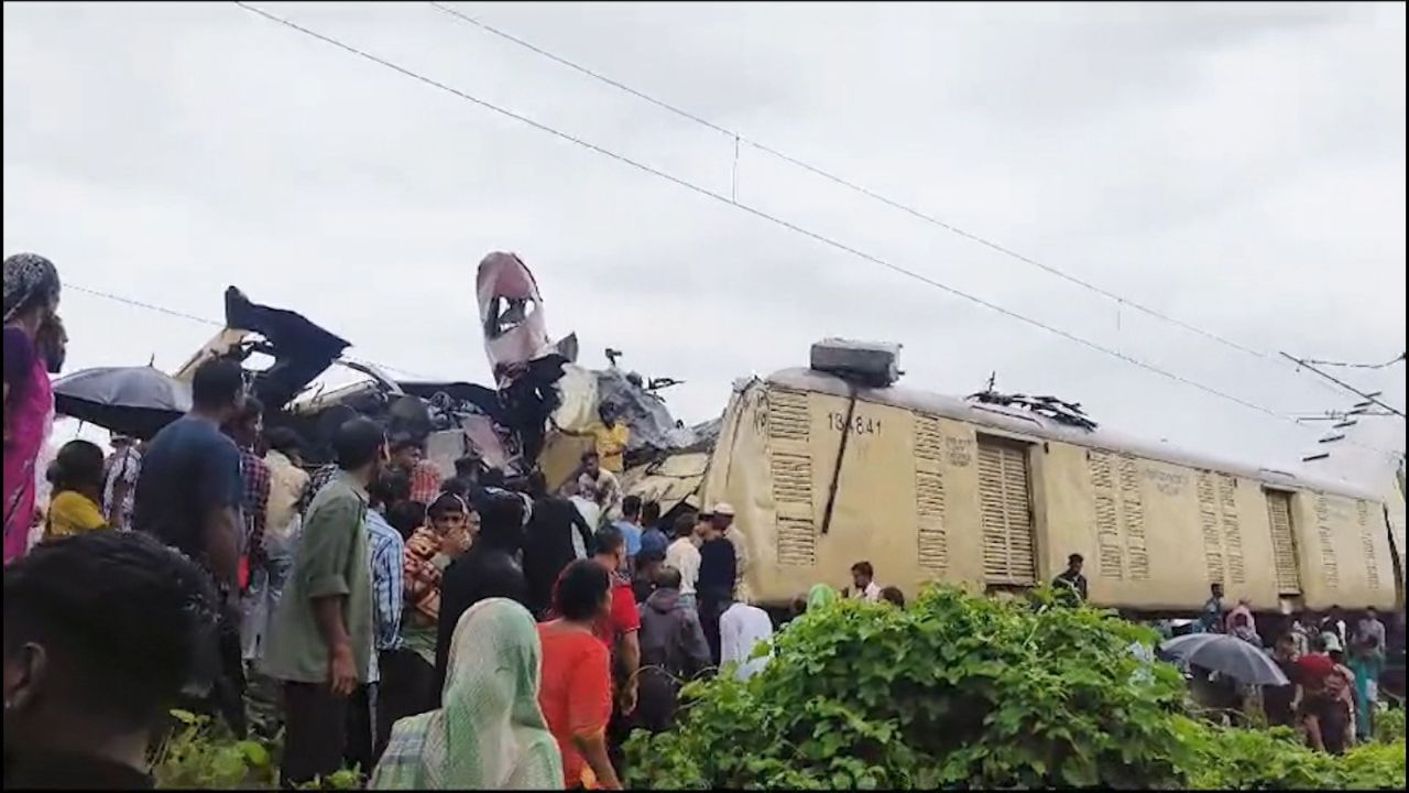 রেলের তরফে একাধিক কন্ট্রোল রুম ও হেল্পলাইন নম্বর চালু করা হয়েছে। দিল্লির কন্ট্রোল রুমে রয়েছে রেলমন্ত্রী অশ্বিনী বৈষ্ণব।