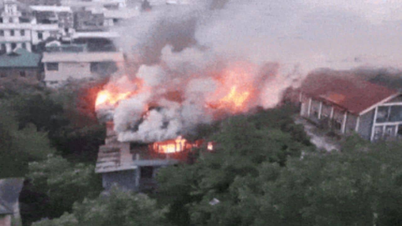 ফের নিশানায় মণিপুরের মুখ্যমন্ত্রী? পুড়ে ছাই বাড়ির পাশের বাংলো, একটু হলেই শেষ হয়ে যেত...