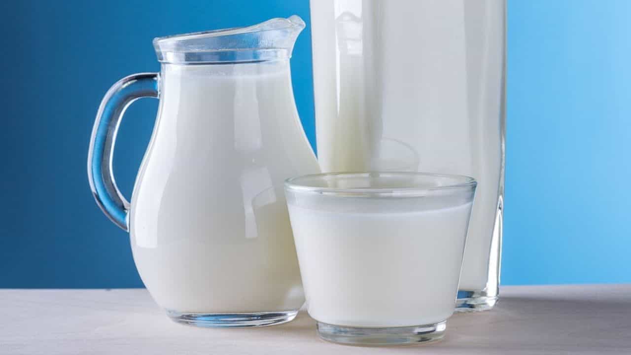 Milk Price Hike: আমূলের পর এবার মাদার ডেয়ারিও বাড়াল দুধের দাম, হঠাৎ কেন বাড়ছে দাম? Milk Price Hike: আমূলের পর এবার মাদার ডেয়ারিও বাড়াল দুধের দাম, হঠাৎ কেন বাড়ছে দাম?