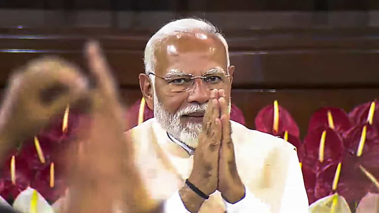 PM Narendra Modi: ফের দায়িত্ব নিয়েই মনমোহনকে ফোন মোদীর, আশীর্বাদ চাইলেন প্রতিভা পাটিল-দেবেগৌড়ারও PM Narendra Modi: ফের দায়িত্ব নিয়েই মনমোহনকে ফোন মোদীর, আশীর্বাদ চাইলেন প্রতিভা পাটিল-দেবেগৌড়ারও