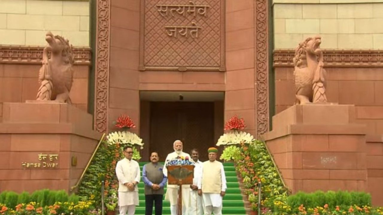 পূর্ব, পশ্চিম, উত্তর, দক্ষিণ... সাংসদদের পাশে নিয়ে 'অখণ্ড ভারতে'র বার্তা প্রধানমন্ত্রীর পূর্ব, পশ্চিম, উত্তর, দক্ষিণ... সাংসদদের পাশে নিয়ে 'অখণ্ড ভারতে'র বার্তা প্রধানমন্ত্রীর