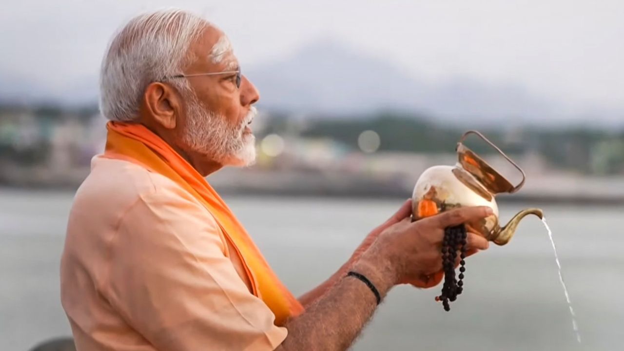 এ দিন সকালে প্রধানমন্ত্রীকে সূর্য প্রণাম করতে দেখা যায়। গেরুয়া বসনে ধ্যান করছেন প্রধানমন্ত্রী মোদী, হাতে জপমালা। 