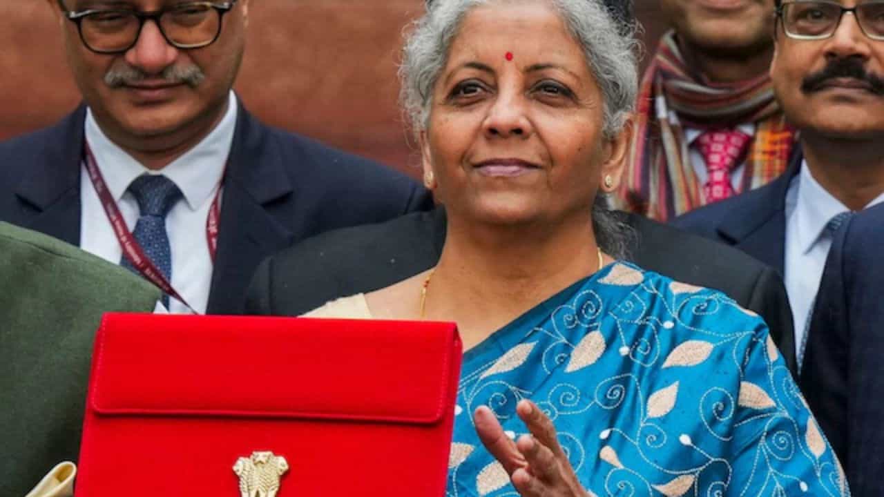 আগামী মাসেই পূর্ণাঙ্গ বাজেট পেশ করতে চলেছেন কেন্দ্রীয় অর্থমন্ত্রী নির্মলা সীতারামন। চলতি বছরে লোকসভা নির্বাচন থাকার কারণেই ফেব্রুয়ারি মাসে অন্তর্বর্তীকালীন বাজেট পেশ করা হয়েছিল। এবার সরকার গঠনের পর পূর্ণাঙ্গ বাজেট পেশ হবে।