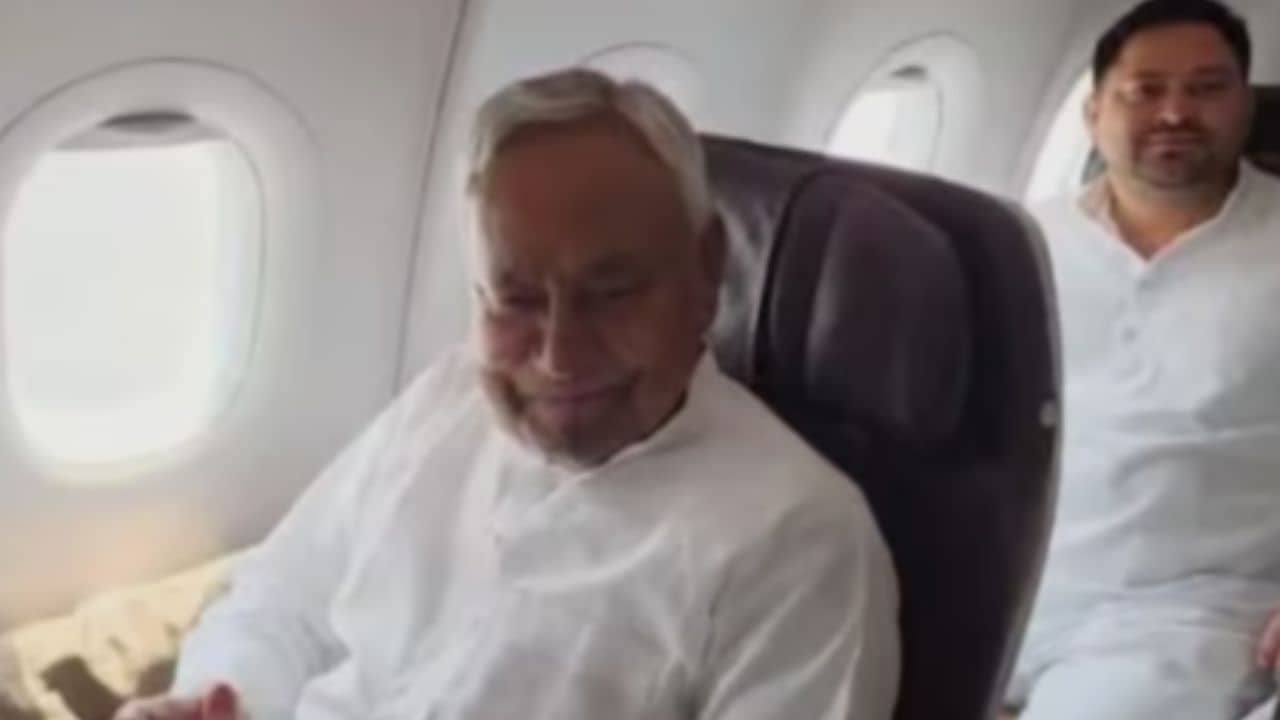 Nitish Kumar-Tejashwi Yadav: এক ফ্লাইটেই দিল্লি আসছেন নীতীশ-তেজস্বী, মাঝ আকাশেই কি ঘটে যাবে জোটের খেলা?