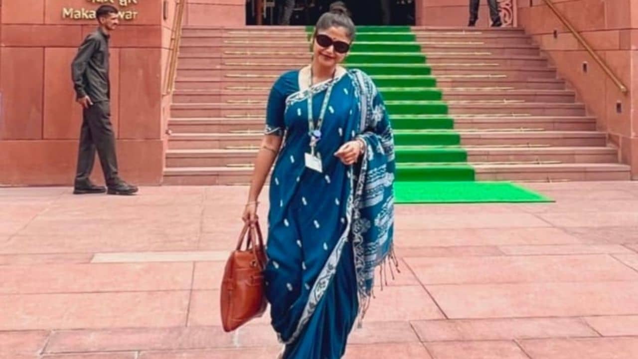 শাড়ি পরে আম যাত্রীর মতোই মেট্রোয় চেপে সায়নীর সংসদযাত্রা, দেখুন ছবি