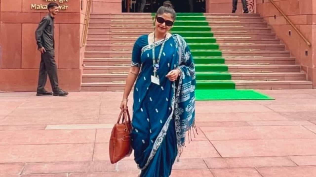 শাড়ি পরে আম যাত্রীর মতোই মেট্রোয় চেপে সায়নীর সংসদযাত্রা, দেখুন ছবি শাড়ি পরে আম যাত্রীর মতোই মেট্রোয় চেপে সায়নীর সংসদযাত্রা, দেখুন ছবি