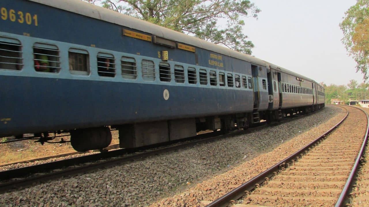 ইন্দোরের ট্রেনে যুবতীর ধড়, ঋষিকেশের ট্রেন হাত-পা! মিলিয়ে দিল মীরা বেন ও গোপাল ভাই