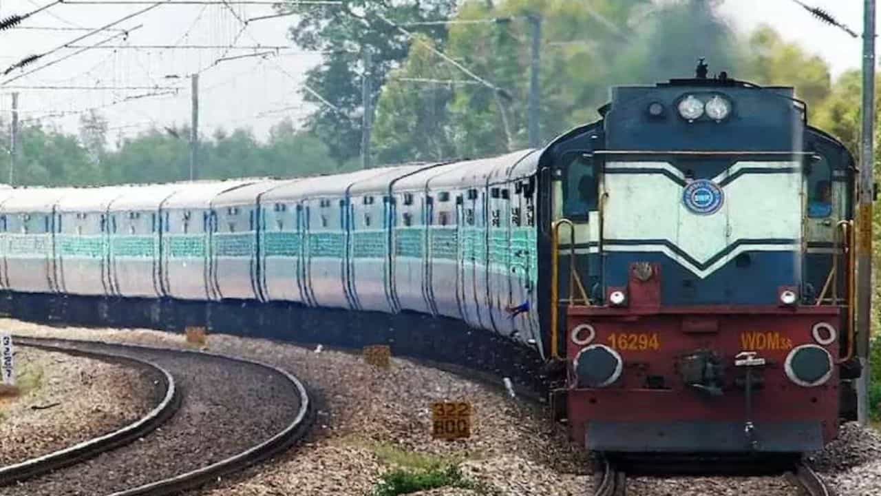 Indian Railways: পুজোয় বেড়াতে যাবেন ভাবছেন? বড় ঘোষণা করে দিল রেল Indian Railways: পুজোয় বেড়াতে যাবেন ভাবছেন? বড় ঘোষণা করে দিল রেল