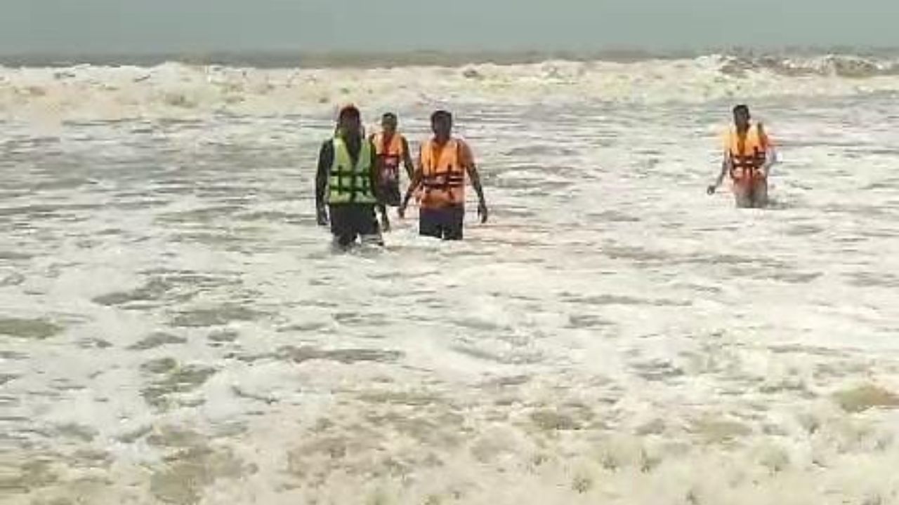 Digha Sea-Death: ফের মর্মান্তিক ঘটনা দিঘায়, উত্তাল সমুদ্রে তলিয়ে গেল মধ্যমগ্রামের শুভজিৎ Digha Sea-Death: ফের মর্মান্তিক ঘটনা দিঘায়, উত্তাল সমুদ্রে তলিয়ে গেল মধ্যমগ্রামের শুভজিৎ