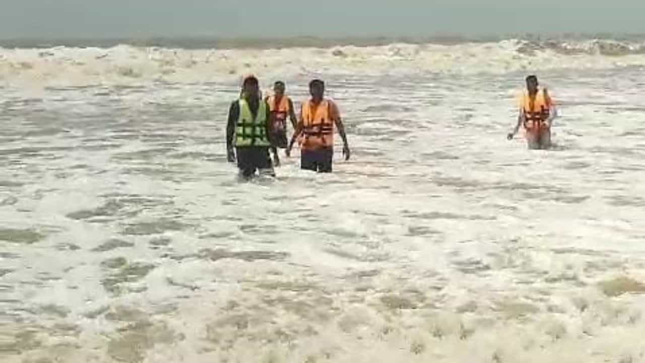 Digha Sea-Death: ফের মর্মান্তিক ঘটনা দিঘায়, উত্তাল সমুদ্রে তলিয়ে গেল মধ্যমগ্রামের শুভজিৎ Digha Sea-Death: ফের মর্মান্তিক ঘটনা দিঘায়, উত্তাল সমুদ্রে তলিয়ে গেল মধ্যমগ্রামের শুভজিৎ
