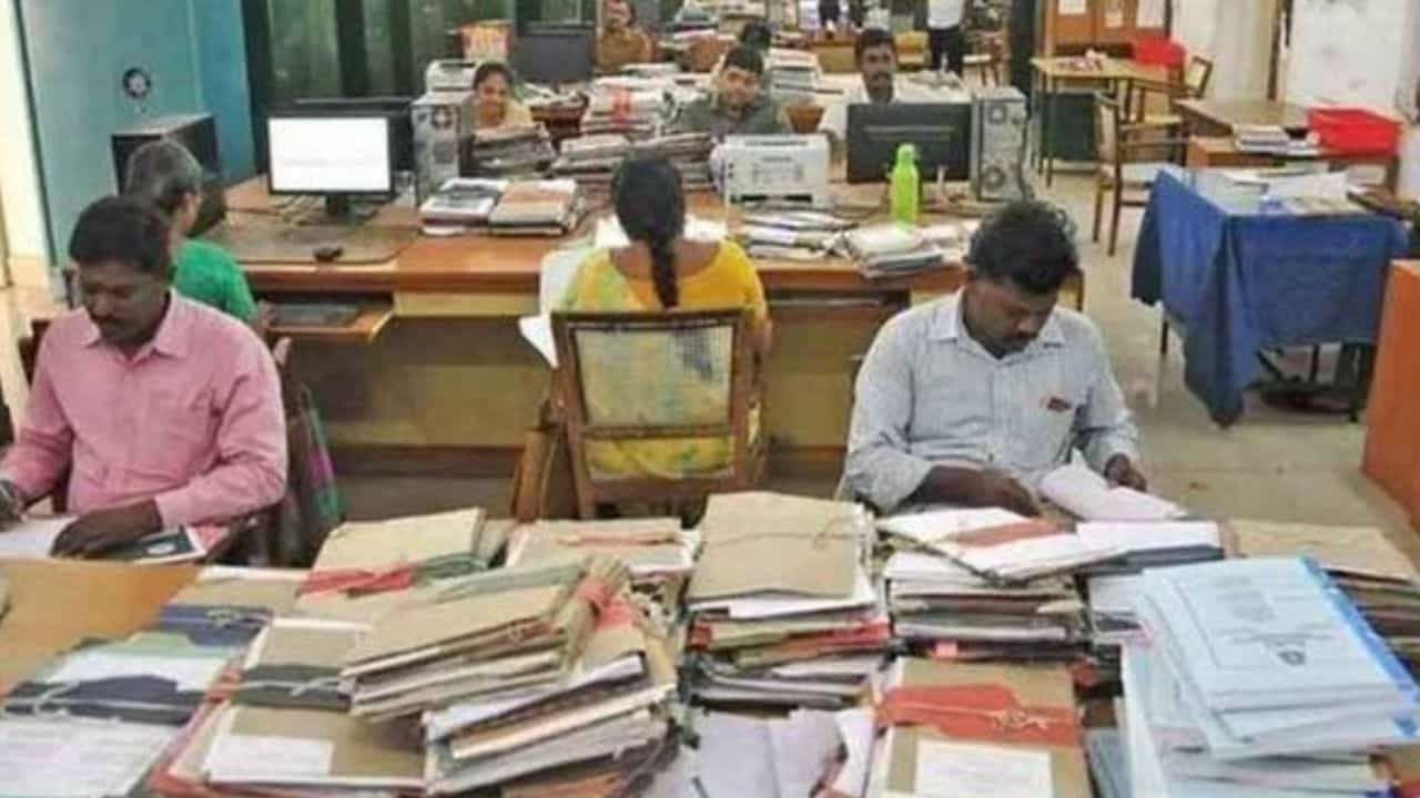 Government Employees: অফিসে 'লেট' হলেই এবার 'শাস্তি'! বিশেষ নির্দেশিকা জারি করল সরকার Government Employees: অফিসে 'লেট' হলেই এবার 'শাস্তি'! বিশেষ নির্দেশিকা জারি করল সরকার