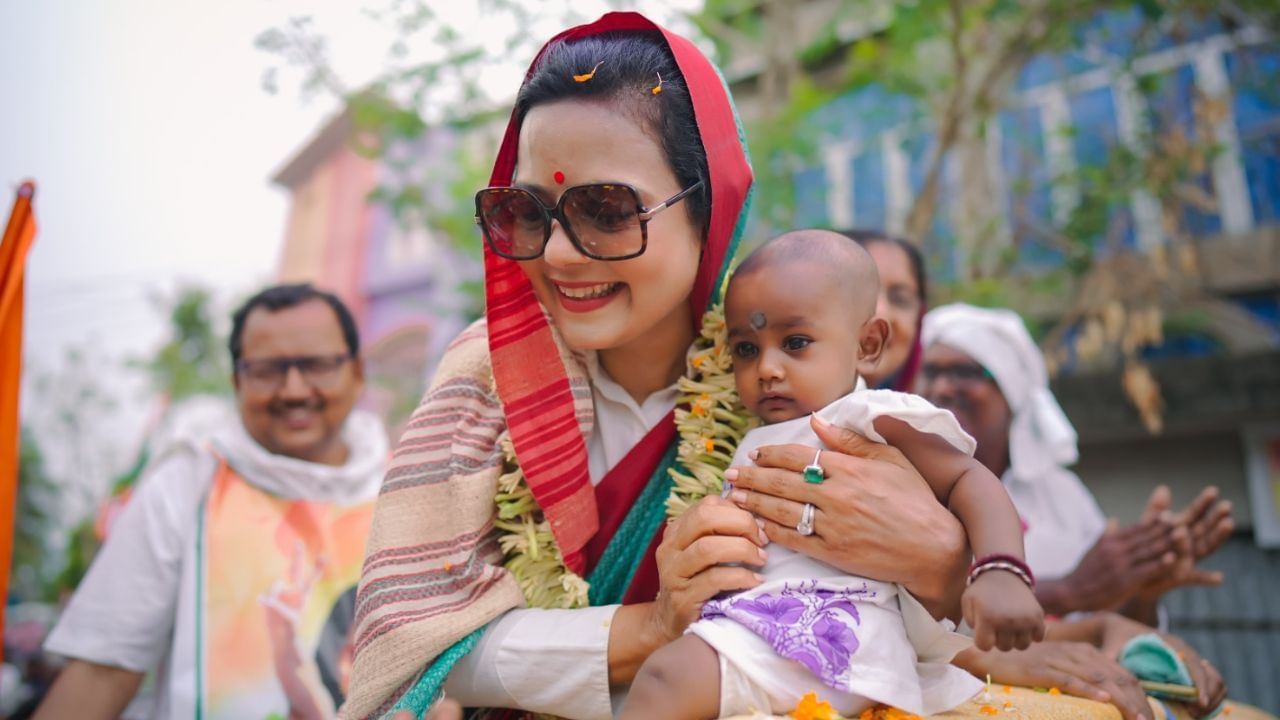 Mahua Moitra: 'ঘুষের বিনিময়ে প্রশ্ন' কোনও প্রভাবই ফেলল না? কীভাবে হাসতে হাসতে জিতে গেলেন মহুয়া? Mahua Moitra: 'ঘুষের বিনিময়ে প্রশ্ন' কোনও প্রভাবই ফেলল না? কীভাবে হাসতে হাসতে জিতে গেলেন মহুয়া?