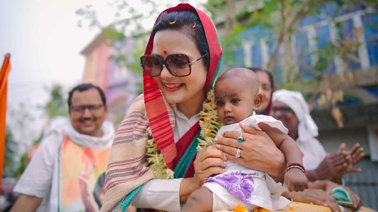 Mahua Moitra: 'ঘুষের বিনিময়ে প্রশ্ন' কোনও প্রভাবই ফেলল না? কীভাবে হাসতে হাসতে জিতে গেলেন মহুয়া? Mahua Moitra: 'ঘুষের বিনিময়ে প্রশ্ন' কোনও প্রভাবই ফেলল না? কীভাবে হাসতে হাসতে জিতে গেলেন মহুয়া?