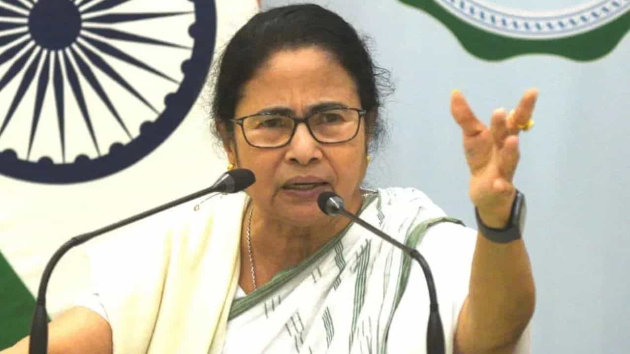 Mamata Banerjee: 'মানুষকে যারা ভালবাসেনা, তাদের ছুড়ে ফেলতে আমার এক সেকেন্ডও লাগবে না', বিস্ফোরক মমতা Mamata Banerjee: 'মানুষকে যারা ভালবাসেনা, তাদের ছুড়ে ফেলতে আমার এক সেকেন্ডও লাগবে না', বিস্ফোরক মমতা