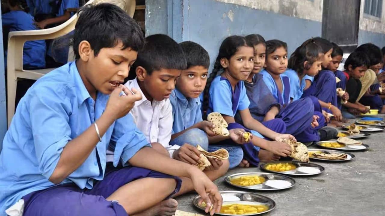 Mid Day Meal: মিডে ডে মিলে ঘুরে-বেড়াচ্ছে কাঁকড়াবিছে! ওটাই খেয়ে নিতে বলা হয়, অভিযোগ ছাত্রের