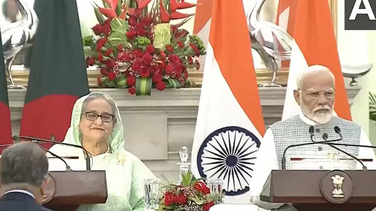 Modi-Hasina meeting UPDATES: 'বিশ্বস্ত বন্ধু ভারত', বললেন শেখ হাসিনা, প্রতিরক্ষা সহ একাধিক ইস্যুতে আলোচনা মোদীর সঙ্গে Modi-Hasina meeting UPDATES: 'বিশ্বস্ত বন্ধু ভারত', বললেন শেখ হাসিনা, প্রতিরক্ষা সহ একাধিক ইস্যুতে আলোচনা মোদীর সঙ্গে
