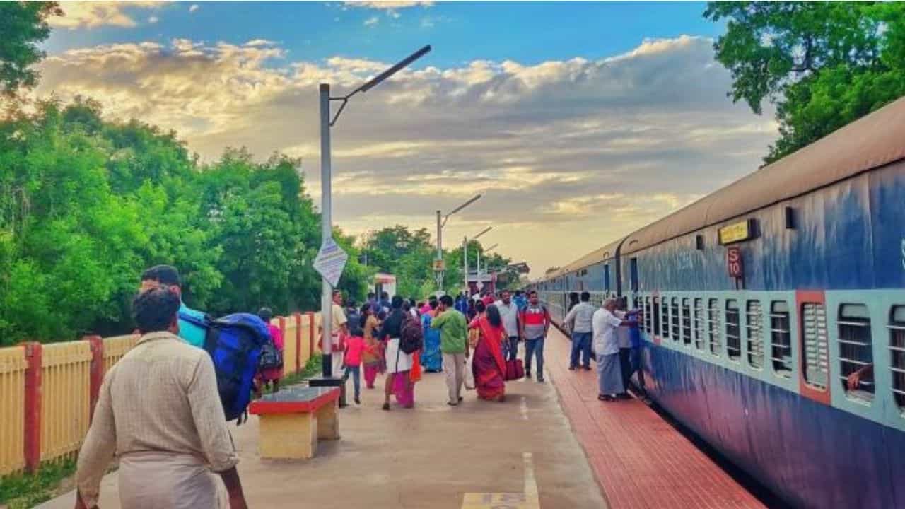 Indian Railway: জল কিনতে গিয়ে আর উঠতে পারলেন না ট্রেনে! এভাবে মিস হলে কি কাটতে হবে নতুন টিকিট? Indian Railway: জল কিনতে গিয়ে আর উঠতে পারলেন না ট্রেনে! এভাবে মিস হলে কি কাটতে হবে নতুন টিকিট?