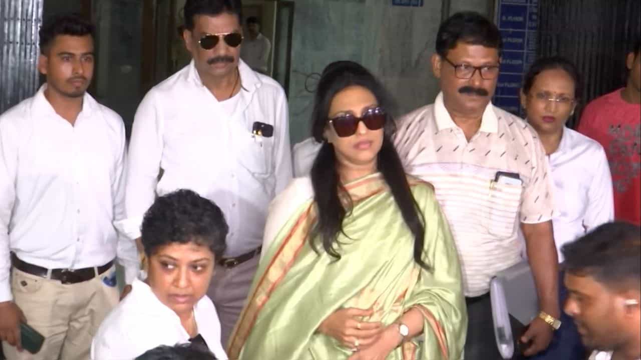 Rituparna Sengupta in Ed Office: বালু 'ঘনিষ্ঠ' এই বিশেষ ব্যক্তির থেকে টাকা নিয়ে হিন্দি ছবি? ED- র প্রশ্নবাণে 'বিদ্ধ' ঋতুপর্ণা Rituparna Sengupta in Ed Office: বালু 'ঘনিষ্ঠ' এই বিশেষ ব্যক্তির থেকে টাকা নিয়ে হিন্দি ছবি? ED- র প্রশ্নবাণে 'বিদ্ধ' ঋতুপর্ণা