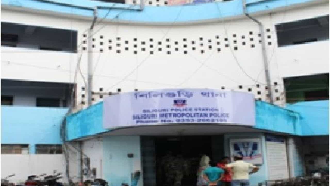 Siliguri Land: 'জমি দখল' নিয়ে তৎপর পুলিশ, এবার তৈরি হল আইসি, ওসি-দের নামের তালিকা Siliguri Land: 'জমি দখল' নিয়ে তৎপর পুলিশ, এবার তৈরি হল আইসি, ওসি-দের নামের তালিকা