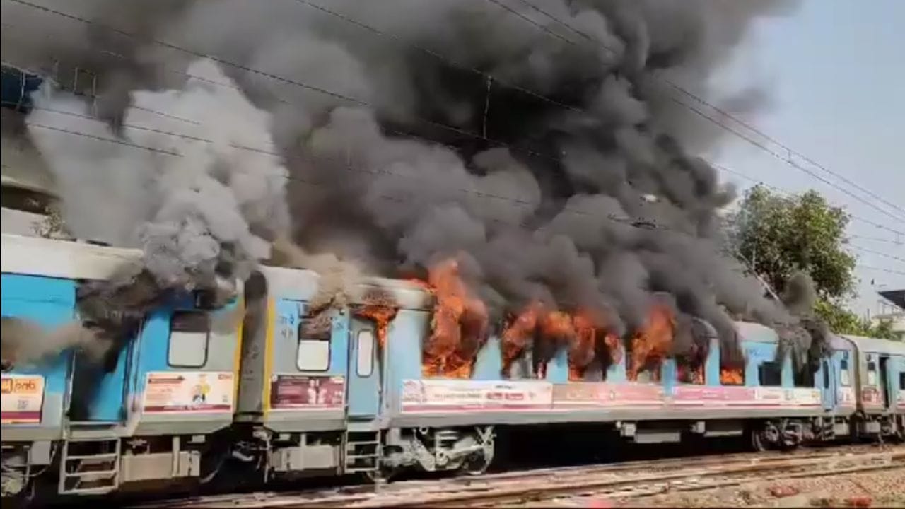 Fire on Train ট্রেনের কামরায় দাউ দাউ করে জ্বলছে আগুন, যাত্রীদের চোখে