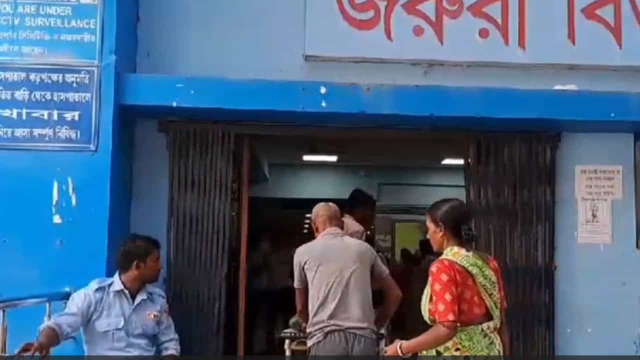 Crime Case: রক্তাক্ত অবস্থায় মাটিতে ছটফট করছেন বৌদি, ঘরে একা পেয়েই এ কী করলেন দেওর Crime Case: রক্তাক্ত অবস্থায় মাটিতে ছটফট করছেন বৌদি, ঘরে একা পেয়েই এ কী করলেন দেওর