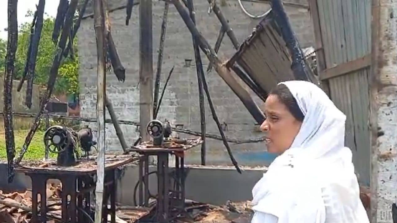 Durgapur CPIM: লোন নিয়ে কেনা সেলাই মেশিনগুলো চোখের সামনে ঝলসে গেল! মাথায় হাত সিপিএম কর্মীর মেয়ে ফিরোজার