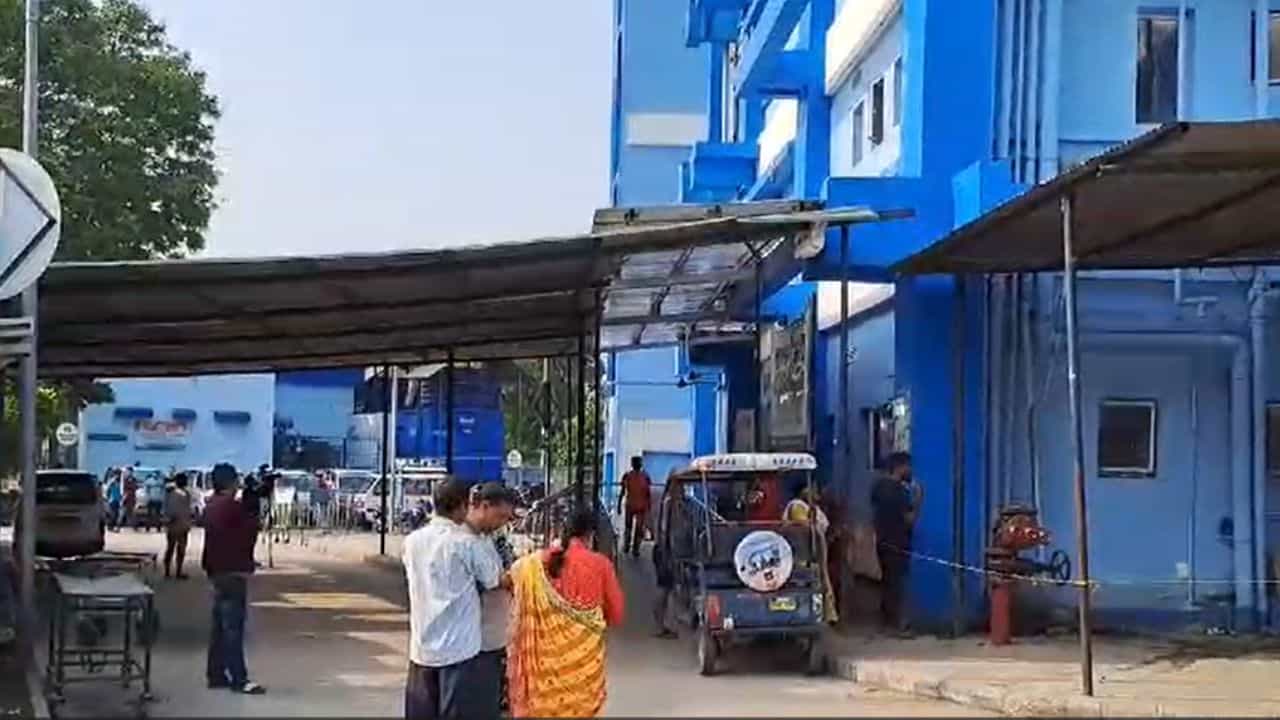 Crime Case: চোর ভেবে মারধর আইনজীবীকে, সারা রাত পড়ে রইলেন রক্তাক্ত অবস্থায় Crime Case: চোর ভেবে মারধর আইনজীবীকে, সারা রাত পড়ে রইলেন রক্তাক্ত অবস্থায়