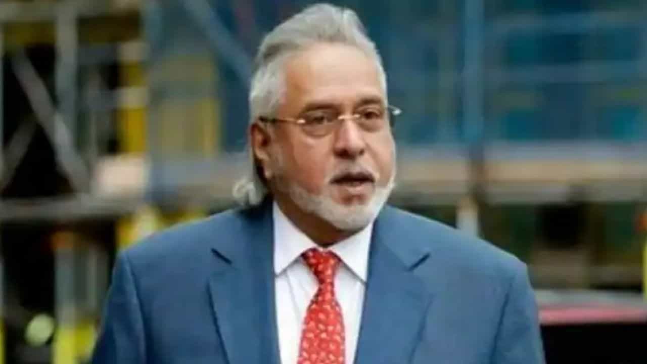 কোটি কোটি টাকা তছরূপে অভিযুক্ত বিজয় মালিয়া বর্তমানে পলাতক। কিন্তু ছেলে সিদ্ধার্থ মালিয়ার বিয়েতে সেজেগুজে পোজ দিতে দেখা গিয়েছে তাঁকে। দীর্ঘদিনের প্রেমিকা জেসমিনের সঙ্গে গাঁটছড়া বেঁধেছেন সিদ্ধার্থ। ব্রিটেনে হার্টফোর্ডশায়ারের 'তেউইন'-এ 'লেডিওয়াক' নামের অট্টালিকায় বসেছিল সেই বিয়ের আসর।