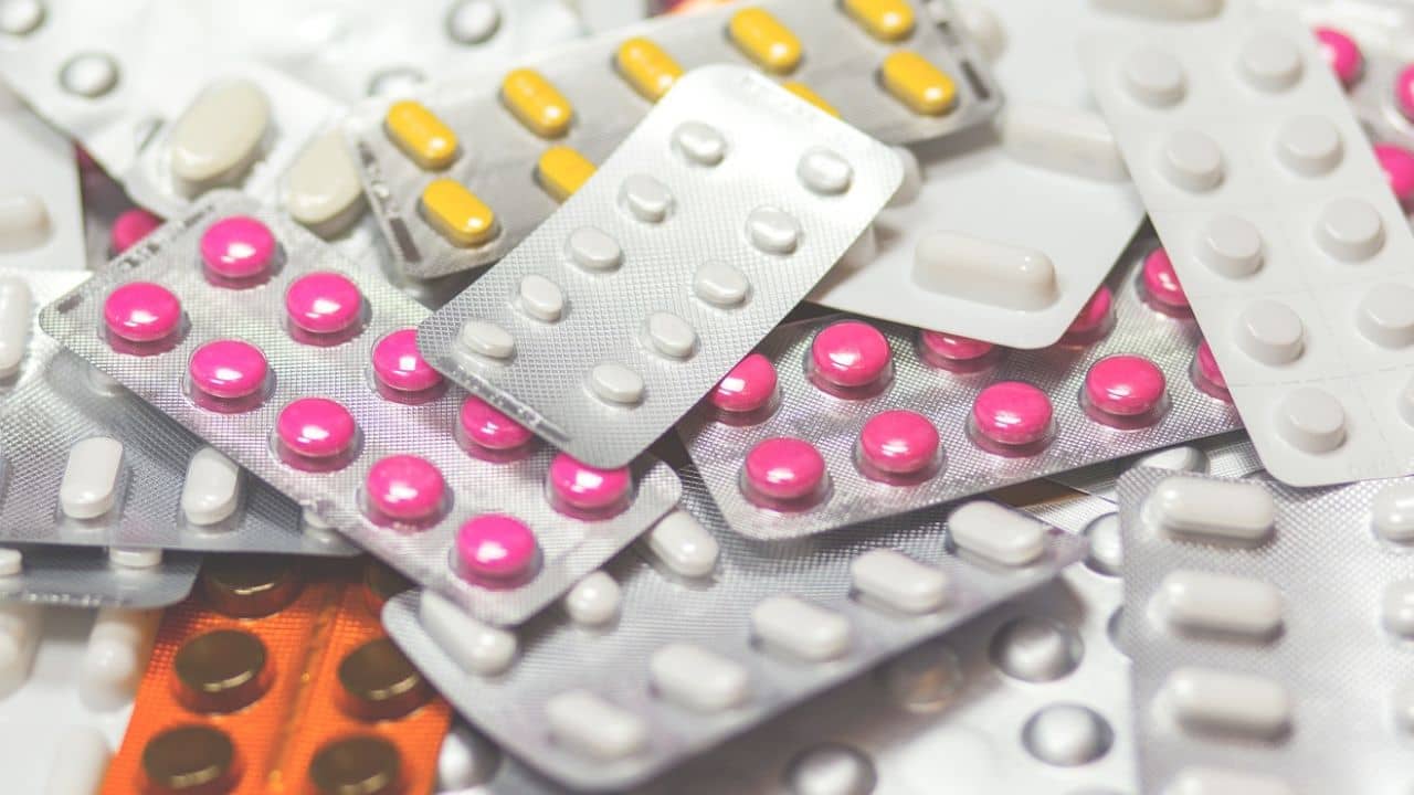 Antibiotic Side Effects: অ্যান্টিবায়োটিক বেশি খেলেই বিপদ, কিন্তু কম খেলে কী হয় জানেন তো?