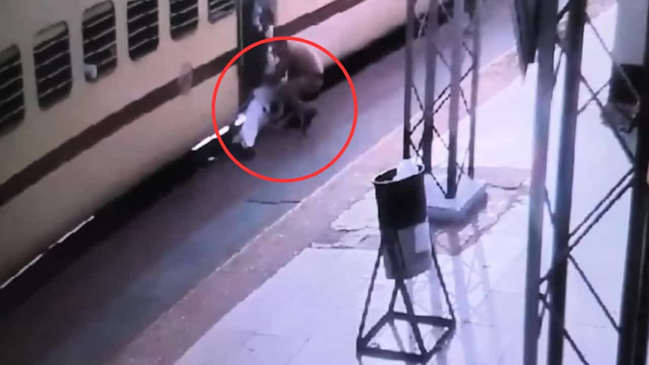 Local Train Rescue VIDEO: চলন্ত লোকাল ট্রেনে উঠতে গিয়েই পিছলে গেল পা, তারপর যা ঘটল... শিউরে উঠবেন, দেখুন VIDEO Local Train Rescue VIDEO: চলন্ত লোকাল ট্রেনে উঠতে গিয়েই পিছলে গেল পা, তারপর যা ঘটল... শিউরে উঠবেন, দেখুন VIDEO