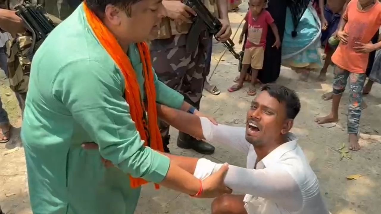 Last Phase Election: 'মেরে ফেলবে ওরা...বাঁচান আমাকে', নেতার পা জড়িয়ে হাউ হাউ করে কাঁদছেন ভোটার Last Phase Election: 'মেরে ফেলবে ওরা...বাঁচান আমাকে', নেতার পা জড়িয়ে হাউ হাউ করে কাঁদছেন ভোটার