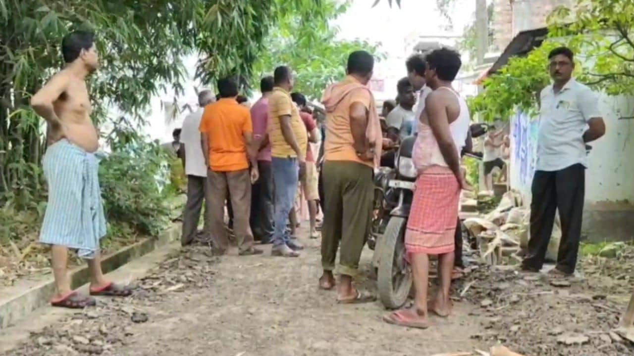 Ramjibanpur: ২৪ লক্ষ টাকার কাজ, পুরসভার অস্থায়ী কর্মীকে দিয়ে করাচ্ছে? রামজীবনপুরে হইচই